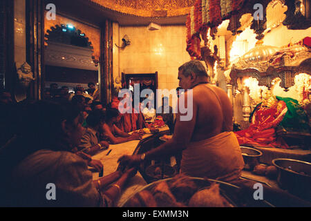 Anhänger in Siddhi Vinayak Ganesh Hindu Tempel Prabhadevi Bombay Mumbai Maharashtra Indien Stockfoto