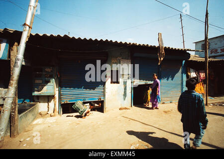 Geschäfte geschlossen mit Aluminium Rollläden, Dharavi, Bombay, Mumbai, Maharashtra, Indien, Asien Stockfoto