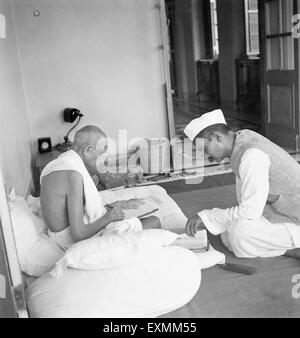 Mahatma Gandhi und Rajendra Prasad im Birla House Bombay Mumbai Maharashtra India 1942 alter Jahrgang 1900s Bild Stockfoto