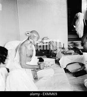 Mahatma Gandhi Unterzeichnung sein Foto im Birla House; Mumbai; 1940 KEIN HERR Stockfoto