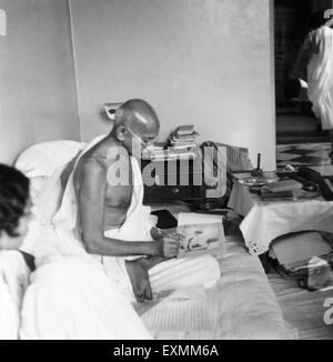 Mahatma Gandhi Unterzeichnung sein Foto an Birla House Mumbai Indien 1940 - kein Modell Release Stockfoto