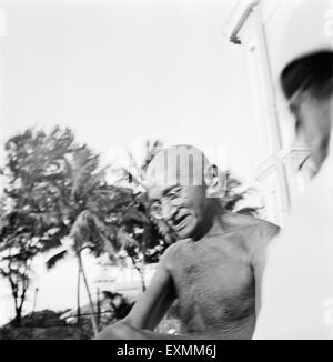 Mahatma Gandhi bei einem Gebetstreffen in Rungta House; Mumbai; September 1944 keine Herr Stockfoto