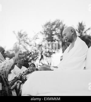 Mahatma Gandhi bei einem Gebetstreffen in Rungta House; Mumbai; September 1944 keine Herr Stockfoto