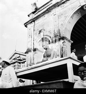 Mahatma Gandhi bei einem Gebetstreffen in Rungta House; Mumbai; September 1944 keine Herr Stockfoto