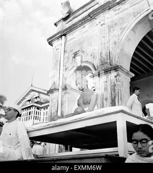 Mahatma Gandhi bei einem Gebetstreffen in Rungta House; Mumbai; September 1944 keine Herr Stockfoto