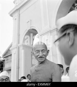 Mahatma Gandhi bei einem Gebetstreffen in Rungta House; Mumbai; September 1944 keine Herr Stockfoto