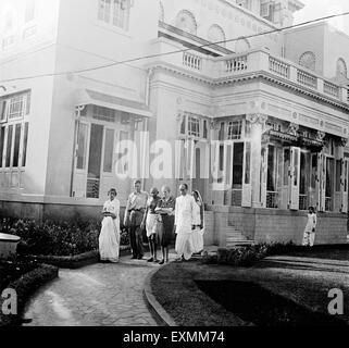 Rajkumari Amrit Kaur; Mr. Alexander; Mahatma Gandhi; Agatha Harrison und Pyarelal Nayar am Birla Haus; bombay; Mumbai; indien; 1945 Stockfoto