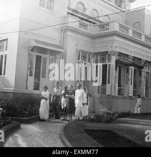 Rajkumari Amrit Kaur; Herr Alexander; Mahatma Gandhi; Agatha Harrison und Pyarelal Nayar am Birla Haus; Mumbai Stockfoto