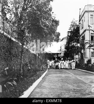 Mahatma Gandhi und andere gehen zum Gebet im Rungta House; Mumbai; 1945; Indien nicht Herr Stockfoto