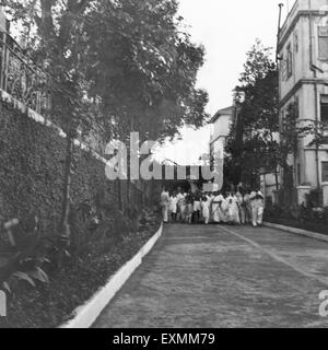 Mahatma Gandhi und andere gehen zum Gebet im Rungta House; Mumbai; 1945; Indien nicht Herr Stockfoto