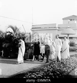 Rajkumari Amrit Kaur; Agatha Harrison; Mahatma Gandhi; Herr Alexander; Pyarelal Nayar mit Fuß Birla Haus Mumbai Stockfoto