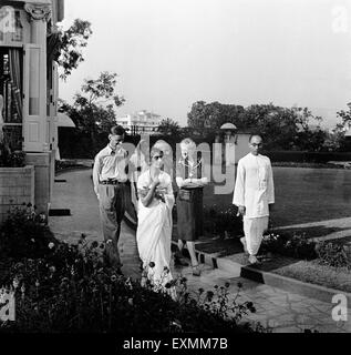 Mahatma Gandhi im Gespräch mit Agatha Harrison Spaziergang am Birla Haus Mumbai 1945 Rajkumari Amrit Kaur Pyarelal Nayar Stockfoto