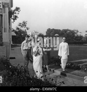 Mahatma Gandhi; im Gespräch mit Agatha Harrison während Morgenspaziergang Birla Haus Mumbai 1945 Rajkumari Amrit Kaur Pyarelal Nayar Stockfoto