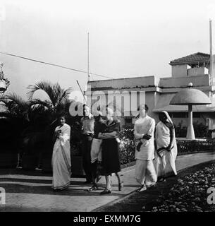 Rajkumari Amrit Kaur; Mahatma Gandhi; Agatha Harrison Pyarelal Nayar Prabhabati Jayaprakash Spaziergang Birla Haus Mumbai Stockfoto