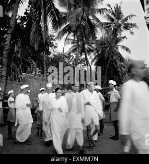 Mahatma Gandhi und andere; von Soldaten der Indian National Army Rungta Haus Mumbai Shantikumar Morarjee Thakkar Bapa begrüßte Stockfoto