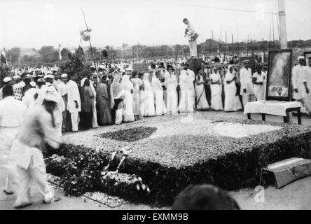 Menschen, die eine Hommage an Rajghat; Delhi; wo Mahatma Gandhis Beerdigung stattfand; 1948; Indien nicht Herr Stockfoto