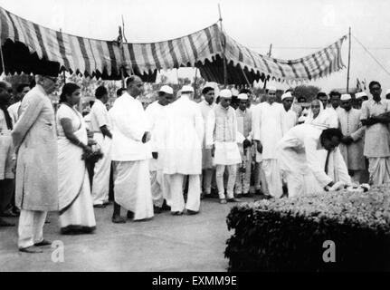 Menschen, die eine Hommage, die Rajghat Delhi Mahatma Gandhi Beerdigung fand Platz Abdul Kalam Maulana Azad Sucheta Kripalani Shem Prasad Stockfoto