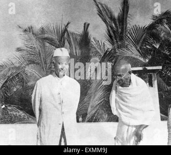 Thakkar Bapa und Mahatma Gandhi in Madras; jetzt Chennai; 1946; Indien nicht Herr Stockfoto