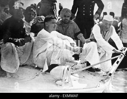 Mahatma Gandhis Asche durch seine Söhne Manilal Ramdas Devdas Jawaharlal Nehru Boot Fluss Ganges Allahabad Indien Stockfoto