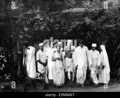 Mahatma Gandhi Walking Sumati Morarjee, Juhu Beach, Bombay, Mumbai, Maharashtra, Mai 1944, Indien, Asien, alter Jahrgang 1900s Bild Stockfoto