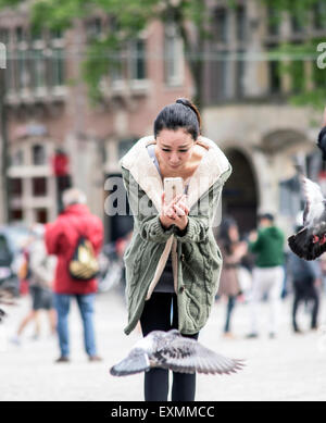 Zufällige Touristen in der Nähe oder am Dam-Platz und den königlichen Palast im Zentrum von Amsterdam, Holland, Niederlande Stockfoto