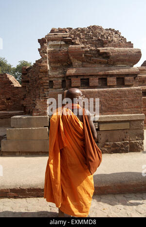 Buddhistischer Mönch geht Ruinen von Sarnath; Lord Gautama Buddha lebte in der Nähe der Dhamekh Stupa Sarnath; Uttar Pradesh Stockfoto