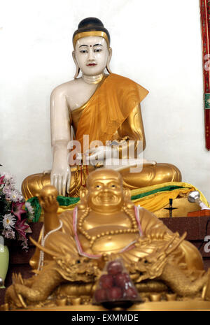 Lord Buddha Statue in weißem Marmor mit lachendem Buddha; Chinesischer Tempel; Sarnath; Uttar Pradesh; Indien; Asien Stockfoto