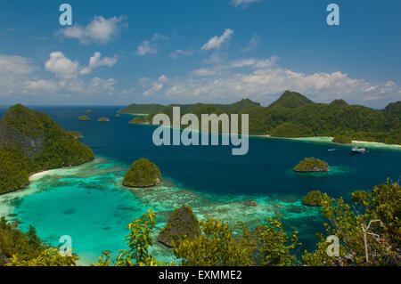 Kreuzfahrten in Indonesien, erhöhten Blick auf Wayag, Raja Ampat Inseln Stockfoto