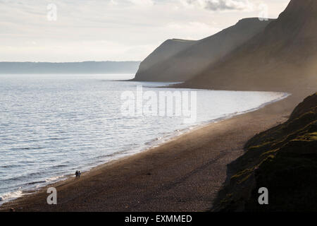 Paare, die in der Abendsonne am Eype Strand an der Jurassic Coast, Dorset. Stockfoto