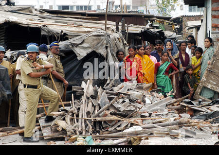 Polizei Polizisten wachen, unerwünschte Zwischenfälle Abriss der illegalen Slums Mankhurd Link Straße Mumbai zu verhindern Stockfoto