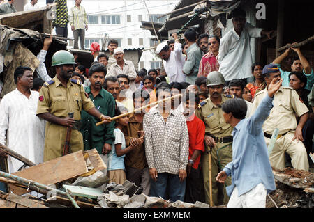 Polizei Polizisten Wachen gegen jede unerwünschte Zwischenfälle Abriss illegaler Slums Mankhurd Link Straße Mumbai Stockfoto