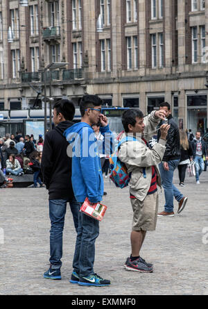 Zufällige Touristen in der Nähe oder am Dam-Platz und den königlichen Palast im Zentrum von Amsterdam, Holland, Niederlande Stockfoto