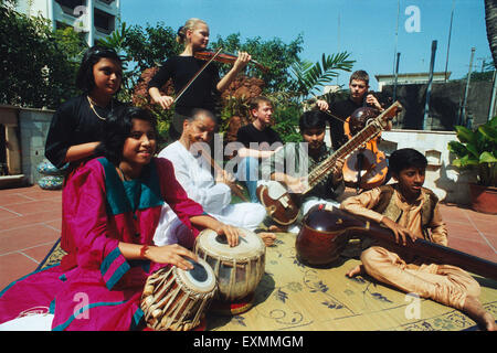 Kinder spielen Musikinstrument mit indischen klassischen Musik Maestro Hariprasad Chaurasia Flöten Spieler Mumbai Indien Stockfoto