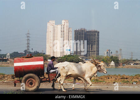 Kerosin-Bollerwagen, Wolkenkratzer im Hintergrund, Bombay, Mumbai, Maharashtra, Indien, Asien Stockfoto