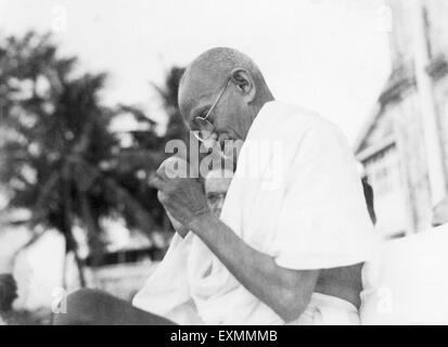 Mahatma Gandhi bei einem Gebetstreffen in Rungta House; Mumbai; 1944; Indien nicht Herr Stockfoto