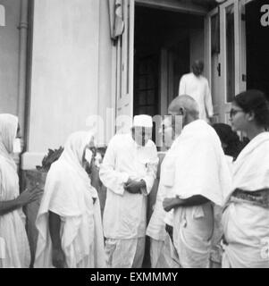 Mahatma Gandhi spricht mit Jain Nonnen und Swami Anand, Birla House; Bombay, Mumbai; Indien, 1945; R. D. Birla; Pyarelal Nayar Stockfoto