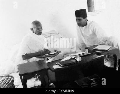 Mahatma Gandhi mit Ghanshyam das Birla in der Bhangi Colony New Delhi Indien 1946 Stockfoto