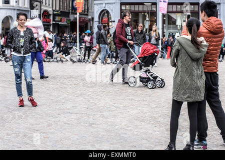 Zufällige Touristen in der Nähe oder am Dam-Platz und den königlichen Palast im Zentrum von Amsterdam, Holland, Niederlande Stockfoto