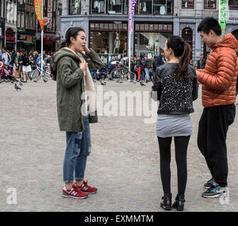 Zufällige Touristen in der Nähe oder am Dam-Platz und den königlichen Palast im Zentrum von Amsterdam, Holland, Niederlande Stockfoto