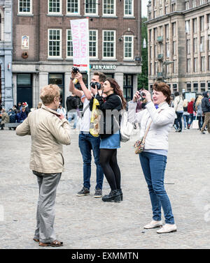 Zufällige Touristen in der Nähe oder am Dam-Platz und den königlichen Palast im Zentrum von Amsterdam, Holland, Niederlande Stockfoto