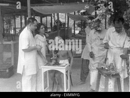 Mahatma Gandhi Beobachten einer hookworm Zelle durch ein Mikroskop, Gandhigram Sumati Morarjee Residence, Juhu Beach, Bombay, Mumbai, Indien, 1944 Stockfoto