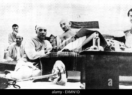Mahatma Gandhi und Jawaharlal Nehru während des All India Congress Committee Meeting in Bombay Indien 1942 alte Vintage 1900er Jahre Bild Stockfoto