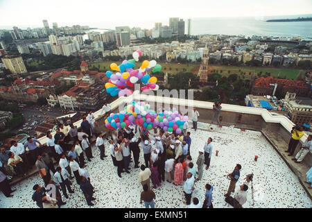 Leute feiern Freigabe Ballons Sensex geht 5000 auf Terrasse des BSE-Bombay Börse Bombay Mumbai Maharashtra, Indien Stockfoto