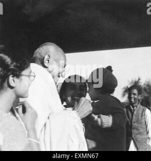 Abha Gandhi; Mahatma Gandhi und Sushila Nayar Durchführung Rajiv Gandhi in Shantiniketan; 1945; Indien nicht Herr Stockfoto
