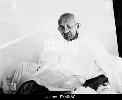 Mahatma Gandhi lesen Zeitung; 1940; Indien nicht Herr Stockfoto