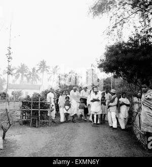 Pyarelal Nayar; Sushila Nayar; Mahatma Gandhi und andere gehen zum Gebet an Khadi Pratishthan; Sodepur-Kalkutta Stockfoto