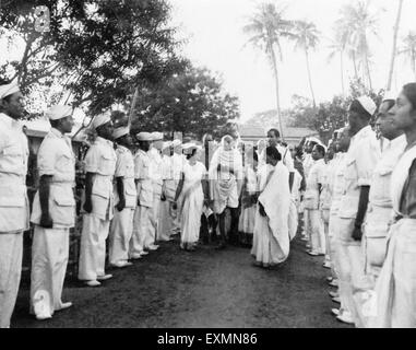 Abha Gandhi; Mahatma Gandhi und andere gehen für einem Gebetstreffen in Khadi Pratishthan; Sodepur; 24 Parganas; Calcutta Stockfoto