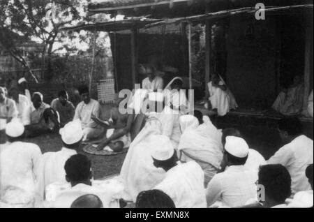 Mahatma Gandhi im Gespräch mit der Gruppe von Menschen Sevagram Ashram Thakkar Bapa Mahadev Desai Rajkumari Amrit Kaur 1939 Stockfoto