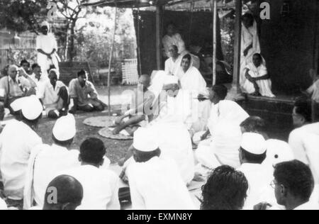 Mahatma Gandhi im Gespräch mit der Gruppe von Menschen Sevagram Ashram Thakkar Bapa Mahadev Desai Rajkumari Amrit Kaur 1939 Stockfoto