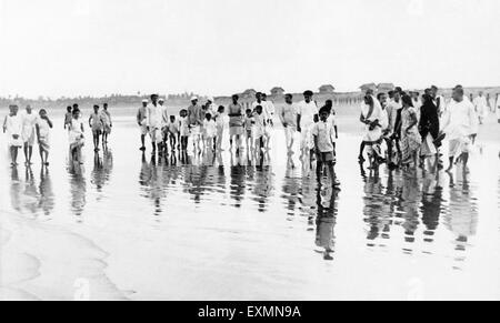 Mahatma Gandhi zu Fuß Juhu Beach Mumbai Indien Mai 1944 Stockfoto